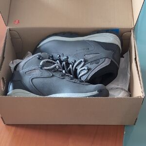 Columbia Newton Ridge plus wide hiking boots